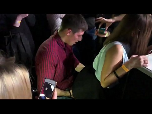 ❤️ ロシアのナイトクラブでリアルセックス。18歳のロシア人少女がナイトクラブで肛門と膣を犯される ❌ 自家製ポルノ ❌️